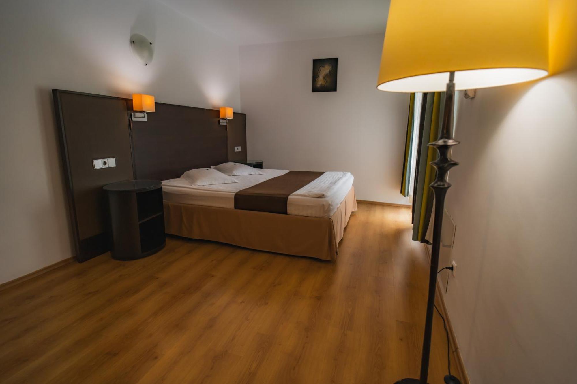 Hotel Dobsi Bazna Ngoại thất bức ảnh